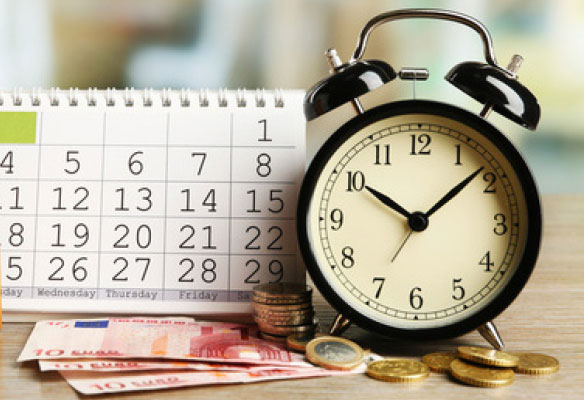 Wecker neben Kalender